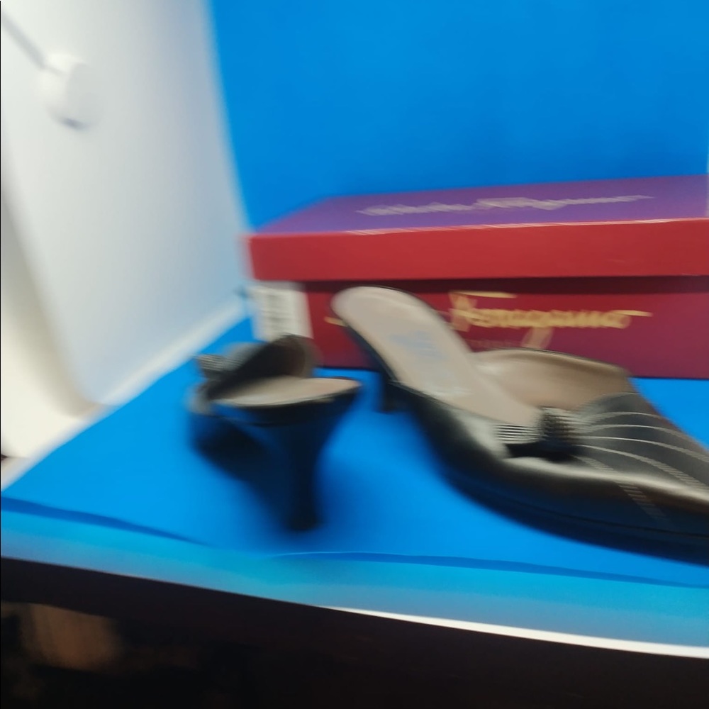 Salvatore Ferragamo Black leather with bow - Picture 3 of 3